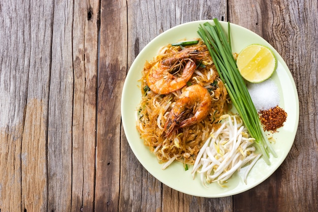 Gebakken noedel met garnalen. Favoriete Thais eten. Lokale naam, Pad Thai.