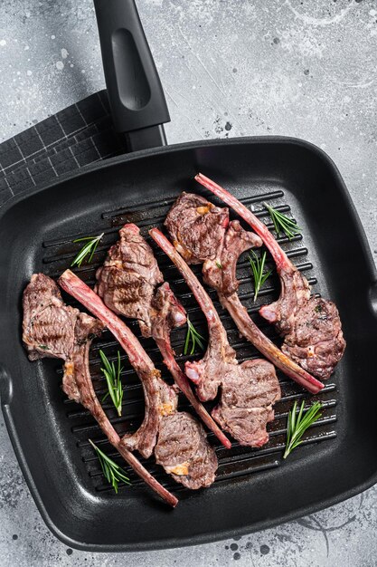 Gebakken op een grillpan lamskotelet steak schapenvlees ribkarbonade Grijze achtergrond Bovenaanzicht