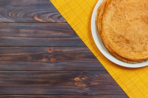 Gebakken pannenkoeken op oude houten tafel. Bovenaanzicht