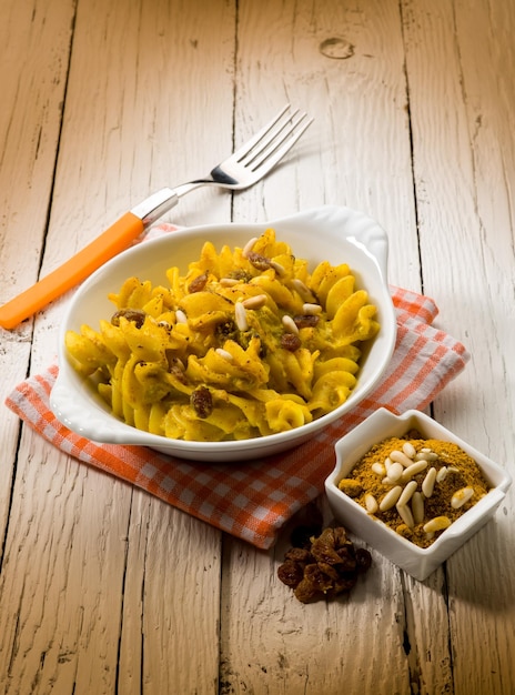 Gebakken pasta met kerrie ricotta pijnboompitten en gedroogde druif