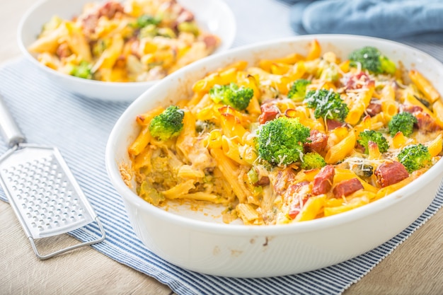 Gebakken pasta penne met broccoli gerookte varkensnek mozzarella kaas en andere ingrediënten.