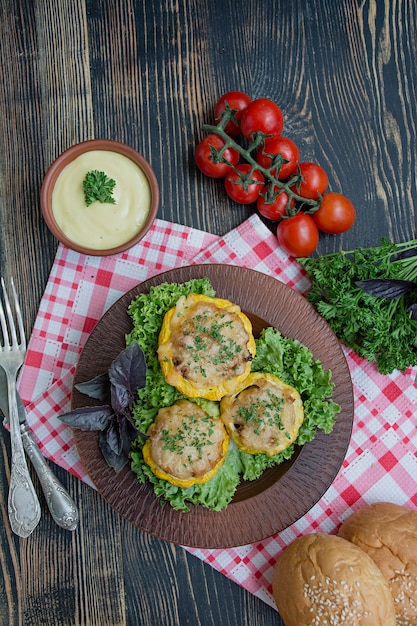 Gebakken Patty Pan Squash gevuld met vlees en kaas, greens.