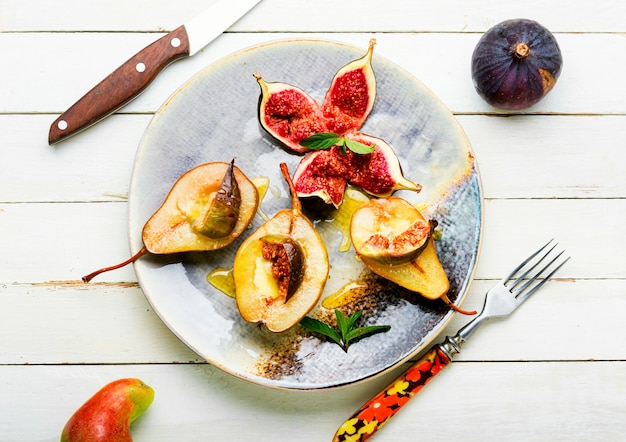 Gebakken peer helften met vijgen.Herfst vegan dessert