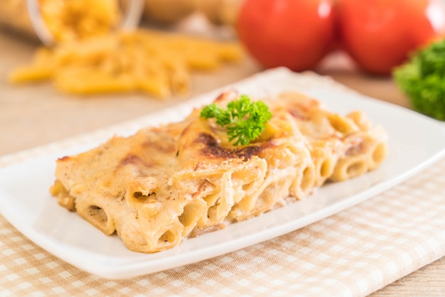 gebakken penne pasta met kaas en ham