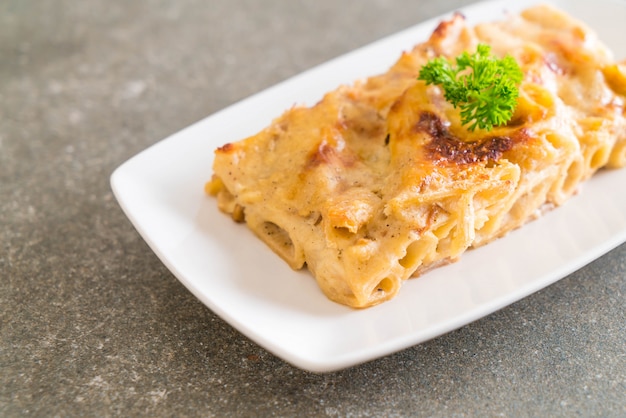 gebakken penne pasta met kaas en ham