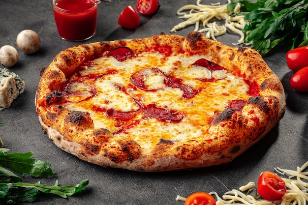 Gebakken pepperonispizza op het versierde oppervlak