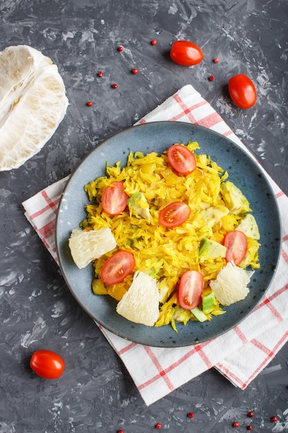 Gebakken pomelo met tomaten en avocado op zwart