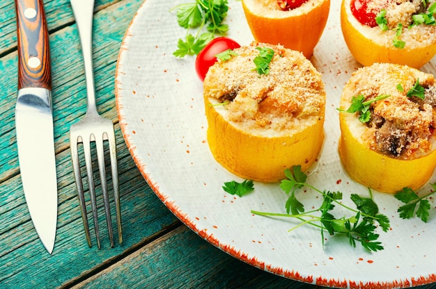 Gebakken pompoen en courgette met quinoa