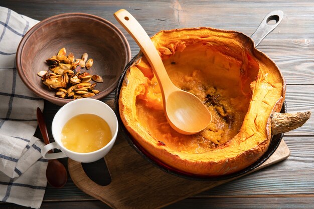 Gebakken pompoen in een koekenpan met honing en zaden. gezond eten. vegetarisch ontbijt. selectieve aandacht.