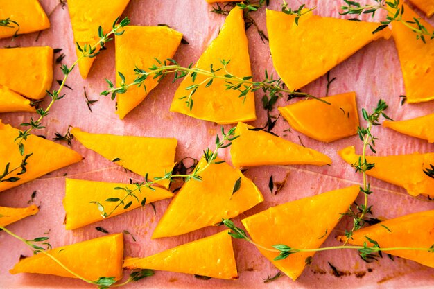 Gebakken pompoen met tijm in de ovenschaal