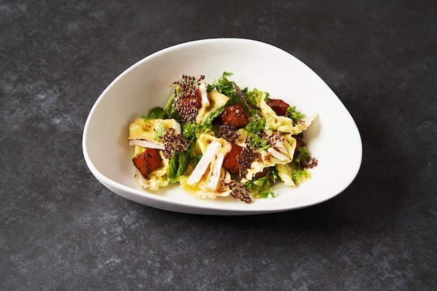 Gebakken Pompoensalade Met Gebakken Kaas, Peterseliekruiden, Witte Kool