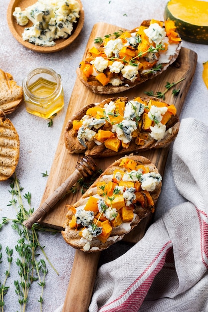 Gebakken pompoensandwich met dorblu kaas met blauwe schimmel