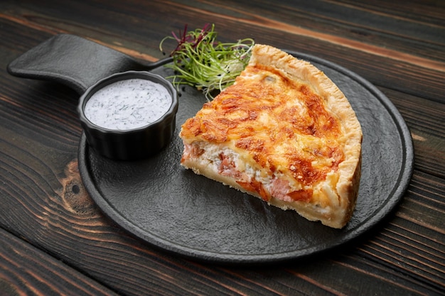 Gebakken quiche met zalm en kaas een overheerlijk plakje