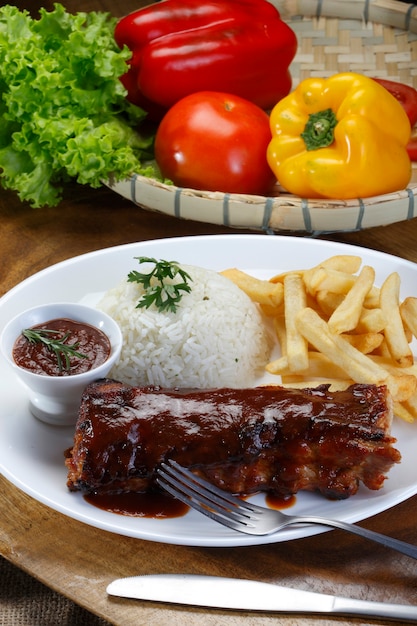 Gebakken Rib met BBQ Saus Rijst en Frieten