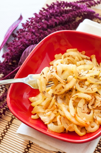 Foto gebakken rijpe courgette met komijnzaad