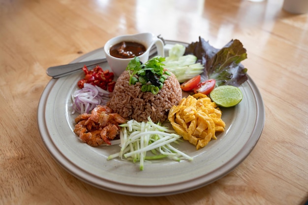 Gebakken rijst gemengd met garnalenpasta is traditioneel Thais eten