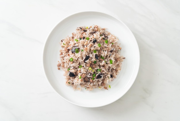 Gebakken rijst met chinese olijven en varkensgehakt - aziatisch eten