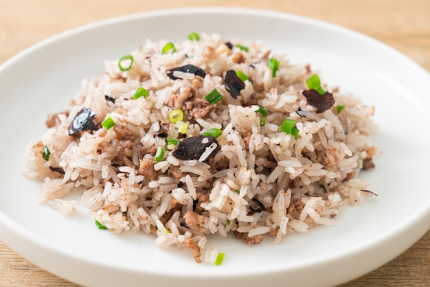 Gebakken rijst met Chinese olijven en varkensgehakt Aziatische stijl
