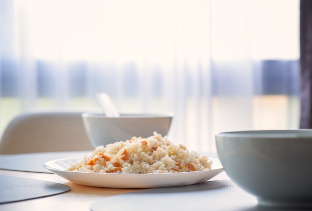 Gebakken rijst met ei op houten tafel, thaifood