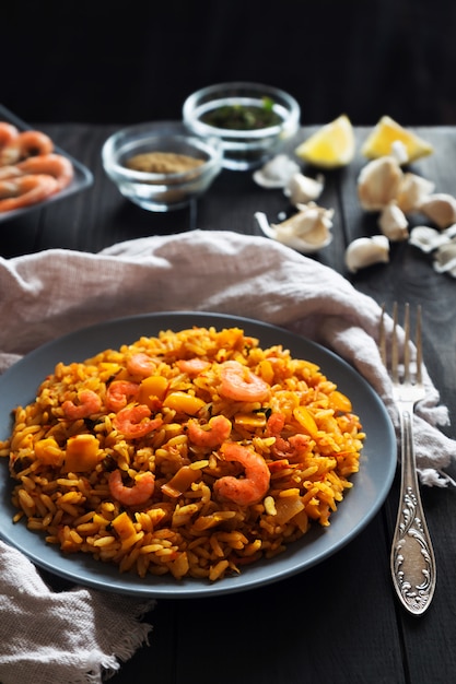 Foto gebakken rijst met garnalencitroen en groenten