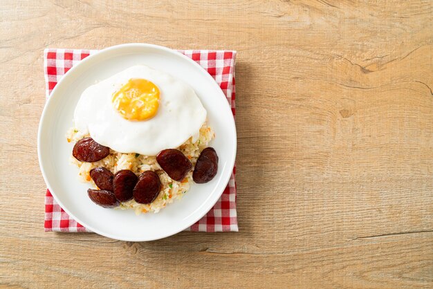 Gebakken rijst met gebakken ei en Chinese worst Huisgemaakt eten in Aziatische stijl