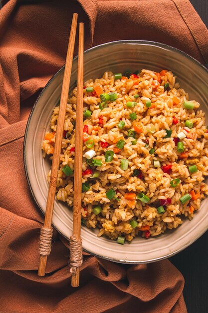 Gebakken rijst met groenten en ei Chinese keuken huisgemaakt geen mensen