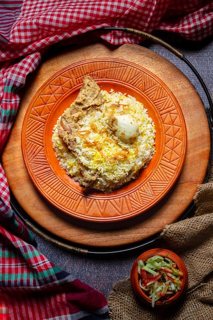 Gebakken rijst met kip Bereid en geserveerd in een wok Natuurlijk hout op de achtergrond Bovenaanzicht