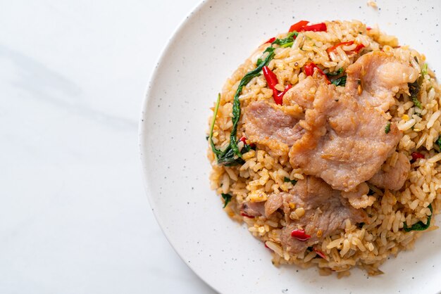 gebakken rijst met Thaise basilicum en varkensvlees