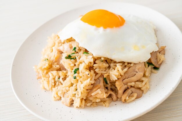 gebakken rijst met varkensvlees en gebakken ei in Japanse stijl - Asian food style