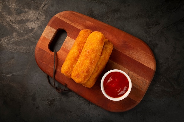 Gebakken risoles of Risol Risoles gevuld met kaas en ham