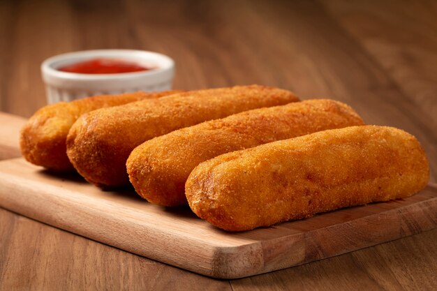 Gebakken risoles of Risol Risoles gevuld met kaas en ham