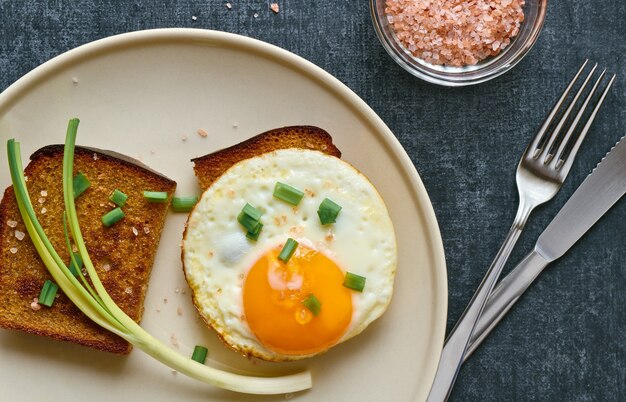 Foto gebakken roggebrood met roerei