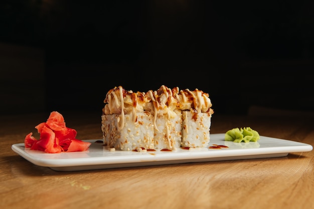 Gebakken rol met garnalen en masago-kaviaarmuts. traditionele sushirestaurantschotel, menu-item