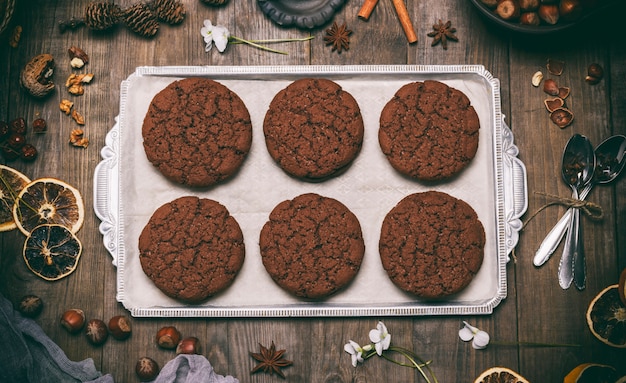 Gebakken ronde chocoladeschilferkoekjes op een verzilverd tafelgerei