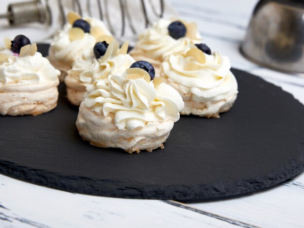 Gebakken ronde meringues met slagroom