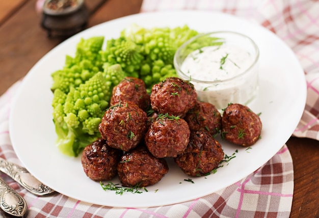 Gebakken rundvlees gehaktballen en garneer van gekookte kool romanesko. Dieetmenu. Goede Nutri