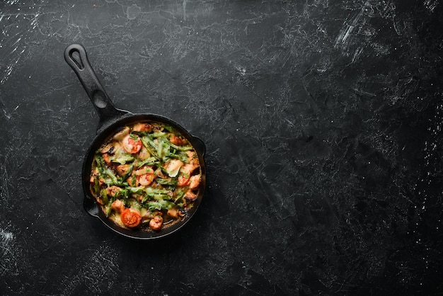 Gebakken rundvlees met bonen, tomaten en groenten in een koekenpan Bovenaanzicht Vrije ruimte voor uw tekst