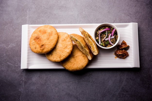 Gebakken Sattu Litti chokha geserveerd met Baingan Bharta, ui en augurk, populair recept uit Bihar, India