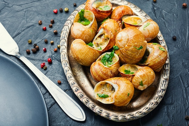 Gebakken slakken.Slakken in vintage dienblad.Gevulde escargots.Frankrijk eten