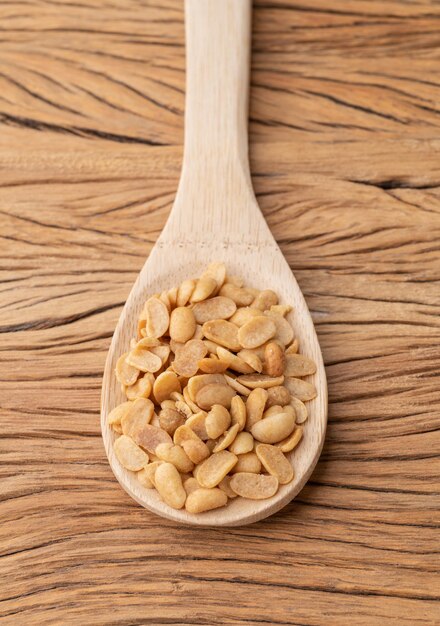 Gebakken sojabonen snack in een lepel over houten tafel