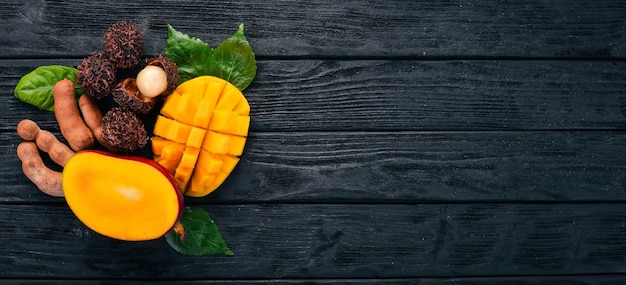 Gebakken Spiesjes van vlees op een bord Op een houten achtergrond Bovenaanzicht Kopieer de ruimte