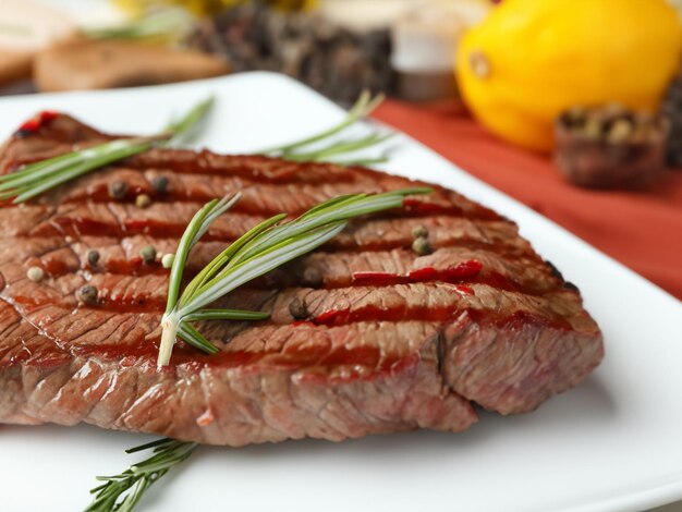 Gebakken steak op bord met specerijen en rozemarijn