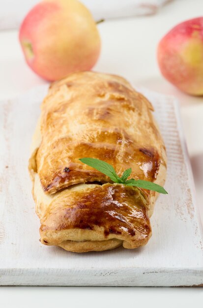 Gebakken strudel met appels op een wit houten bord heerlijk dessert