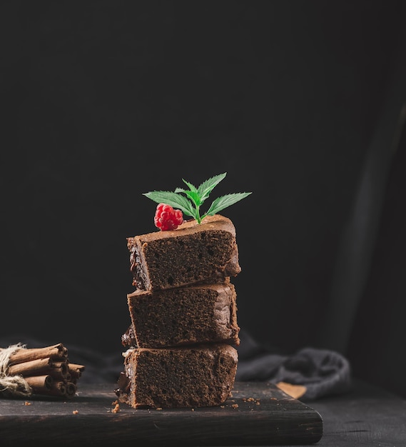 Gebakken stukjes chocolade brownie taart op zwarte tafel heerlijk dessert