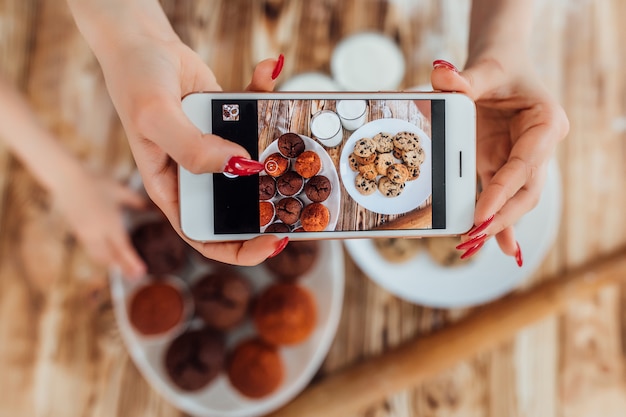 Gebakken taarten en koekjes op keuken