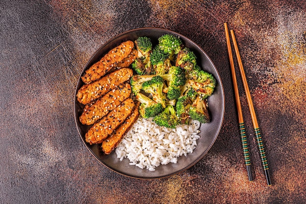 Gebakken tempeh met rijst en broccoli, traditionele Indonesische keuken.