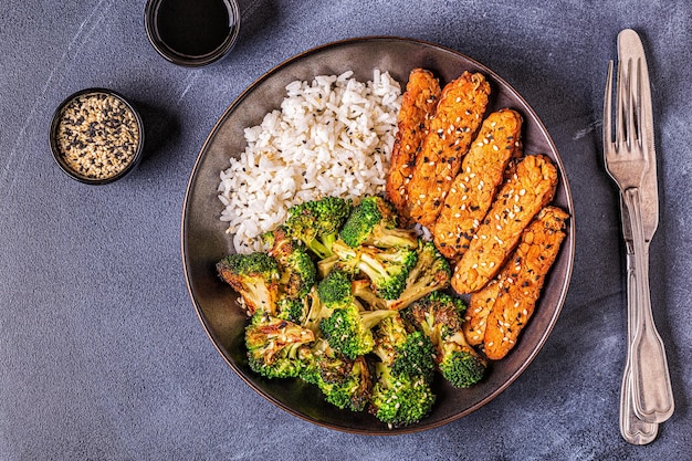 Gebakken tempeh met rijst en broccoli, traditionele Indonesische keuken.