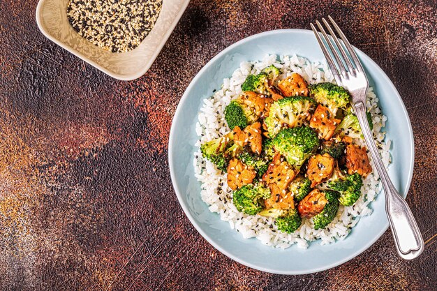 Gebakken tempeh met rijst en broccoli, traditionele Indonesische keuken.