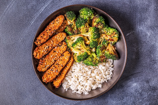 Gebakken tempeh met rijst en broccoli, traditionele Indonesische keuken.