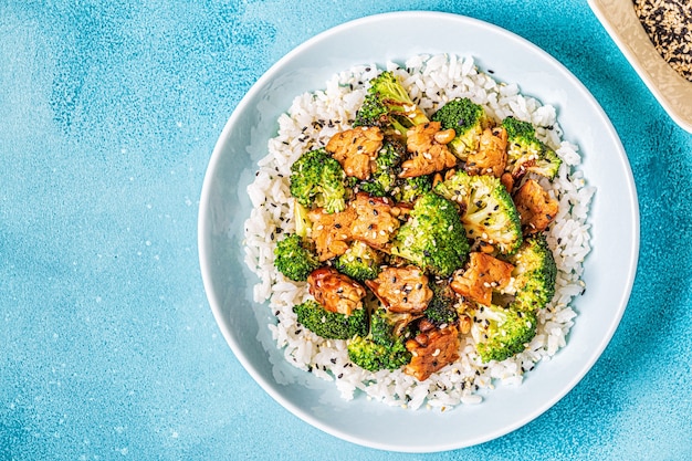 Gebakken tempeh met rijst en broccoli, traditionele Indonesische keuken.